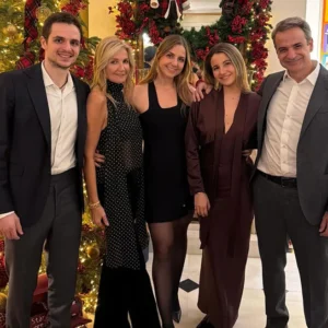 Οι ευχές του Κ.Μητσοτάκη για τη νέα χρονιά με μια οικογενειακή φωτογραφία