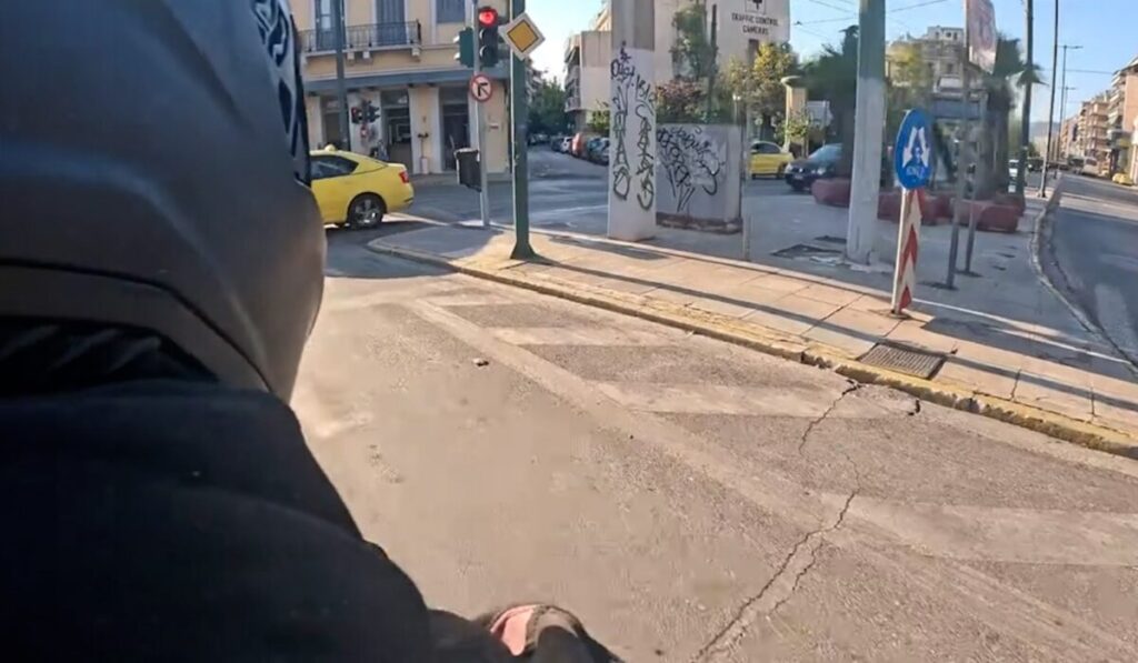 «Σκ@@@α παραλίγο να μας πιάσουν» – Μοτοσικλετιστής παραβιάζει όλο τον ΚΟΚ στο κέντρο Αθήνας και τραβάει βίντεο