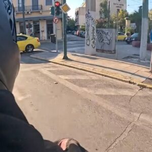 «Σκ@@@α παραλίγο να μας πιάσουν» – Μοτοσικλετιστής παραβιάζει όλο τον ΚΟΚ στο κέντρο Αθήνας και τραβάει βίντεο