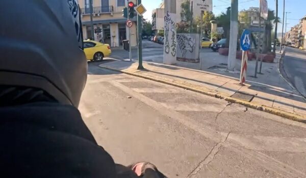 «Σκ@@@α παραλίγο να μας πιάσουν» – Μοτοσικλετιστής παραβιάζει όλο τον ΚΟΚ στο κέντρο Αθήνας και τραβάει βίντεο
