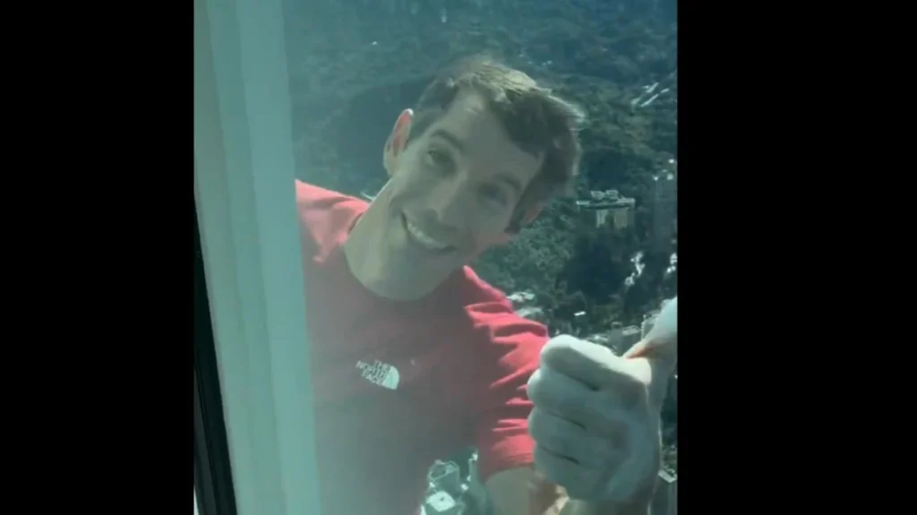 Ο ελεύθερος σόλο ορειβάτης Άλεξ Χόνολντ κατακτά ένα από τα ψηλότερα κτίρια στον κόσμο ύψους 508 μ. στην Ταϊπέι – H selfie στην κορυφή – Βίντεο