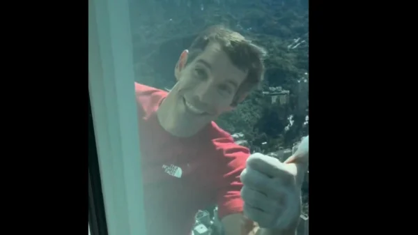 Ο ελεύθερος σόλο ορειβάτης Άλεξ Χόνολντ κατακτά ένα από τα ψηλότερα κτίρια στον κόσμο ύψους 508 μ. στην Ταϊπέι – H selfie στην κορυφή – Βίντεο