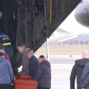 Αναχώρησε από τη Ρουμανία το C-130 με τις 7 σορούς – H επιμνημόσυνη δέηση στο αεροδρόμιο της Τιμισοάρα (βίντεο)