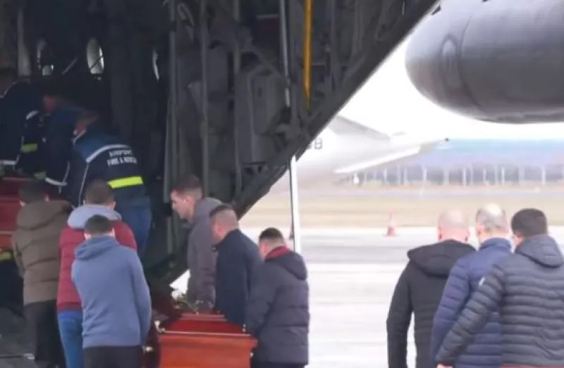 Αναχώρησε από τη Ρουμανία το C-130 με τις 7 σορούς – H επιμνημόσυνη δέηση στο αεροδρόμιο της Τιμισοάρα (βίντεο)
