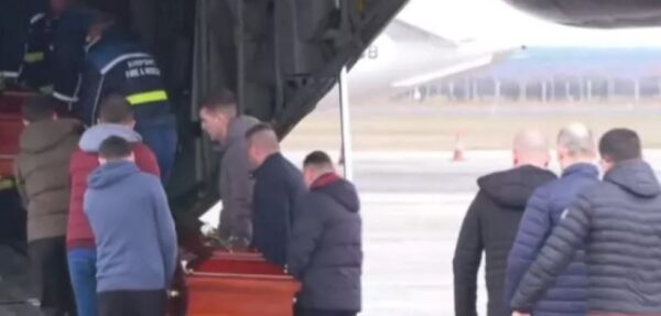 Αναχώρησε από τη Ρουμανία το C-130 με τις 7 σορούς – H επιμνημόσυνη δέηση στο αεροδρόμιο της Τιμισοάρα (βίντεο)