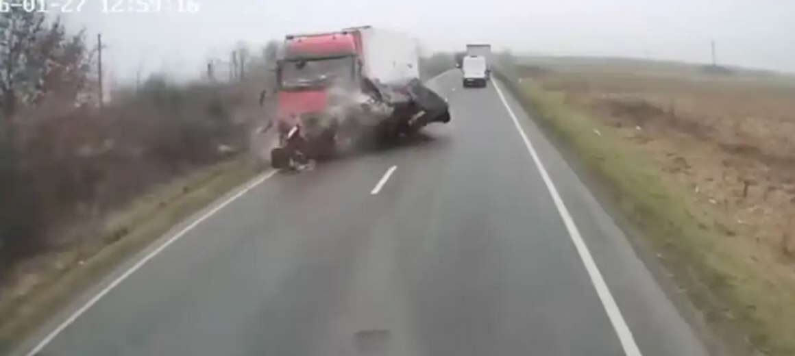 Ρουμανία : Θανατηφόρο τροχαίο με οπαδούς του ΠΑΟΚ που ταξίδευαν στη Γαλλία – 7 νεκροί και 3 τραυματίες – Δείτε βίντεο από τη σύγκρουση (σκληρές εικόνες)