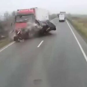 Ρουμανία : Θανατηφόρο τροχαίο με οπαδούς του ΠΑΟΚ που ταξίδευαν στη Γαλλία – 7 νεκροί και 3 τραυματίες – Δείτε βίντεο από τη σύγκρουση (σκληρές εικόνες)