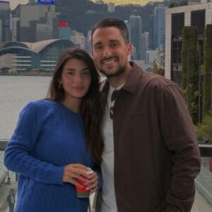 Μαριαλένα Ρουμελιώτη: Ποζάρει στην αγκαλιά του Σάκη Κατσούλη και μας δείχνει τη φουσκωμένη της κοιλιά