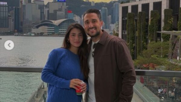 Μαριαλένα Ρουμελιώτη: Ποζάρει στην αγκαλιά του Σάκη Κατσούλη και μας δείχνει τη φουσκωμένη της κοιλιά