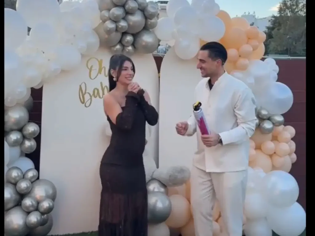 Σάκης Κατσούλης – Μαριαλένα Ρουμελιώτη: Έτσι αποκάλυψαν το φύλο του μωρού που περιμένουν στο  gender reveal πάρτι (βίντεο)