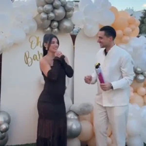 Σάκης Κατσούλης – Μαριαλένα Ρουμελιώτη: Έτσι αποκάλυψαν το φύλο του μωρού που περιμένουν στο  gender reveal πάρτι (βίντεο)