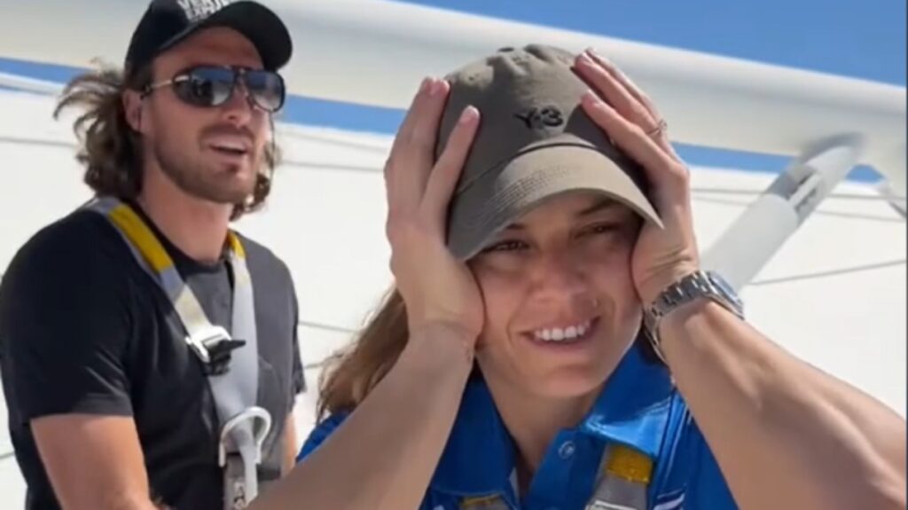 Τρόμαξε λόγω ύψους η Σάκκαρη – Ανέβηκε με τον Τσιτσιπά στην κορυφή του σταδίου του Περθ – Βίντεο