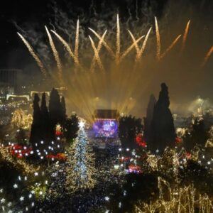 Καλοσωρίζουμε το 2026 με ευχές για υγεία και ειρήνη – Γιορτινή η ατμόσφαιρα στην Αθήνα παρά το κρύο με συναυλίες από το Σύνταγμα μέχρι το παραλιακό μέτωπο – Βίντεο