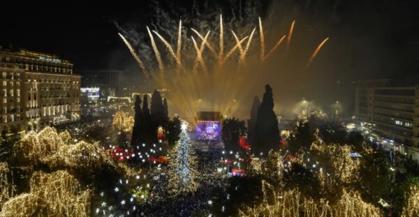 Καλοσωρίζουμε το 2026 με ευχές για υγεία και ειρήνη – Γιορτινή η ατμόσφαιρα στην Αθήνα παρά το κρύο με συναυλίες από το Σύνταγμα μέχρι το παραλιακό μέτωπο – Βίντεο