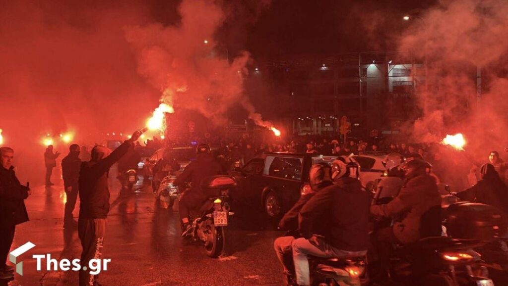 Θεσσαλονίκη : Στην Τούμπα συνοδεία μηχανοκίνητης πορείας οι σοροί των επτά οπαδών του ΠΑΟΚ – Συγκινητικός αποχαιρετισμός με συνθήματα και καπνογόνα  (βίντεο)(βίντεο)