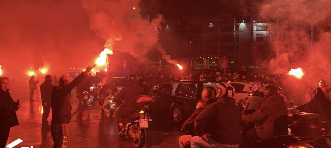 Θεσσαλονίκη : Στην Τούμπα συνοδεία μηχανοκίνητης πορείας οι σοροί των επτά οπαδών του ΠΑΟΚ – Συγκινητικός αποχαιρετισμός με συνθήματα και καπνογόνα  (βίντεο)(βίντεο)