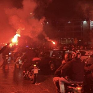 Θεσσαλονίκη : Στην Τούμπα συνοδεία μηχανοκίνητης πορείας οι σοροί των επτά οπαδών του ΠΑΟΚ – Συγκινητικός αποχαιρετισμός με συνθήματα και καπνογόνα  (βίντεο)(βίντεο)