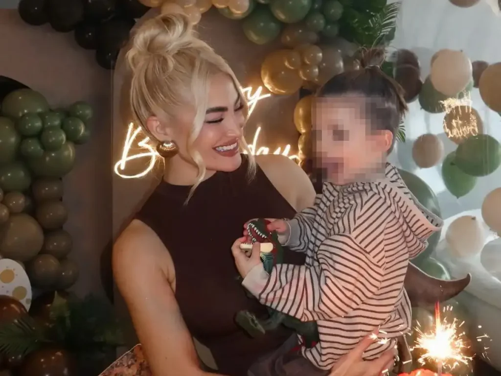 Ιωάννα Τούνη: Νέες φωτογραφίες από το εντυπωσιακό πάρτι του γιού της – «Κάθε σου αγκαλιά είναι το ασφαλέστερο καταφύγιό μου»