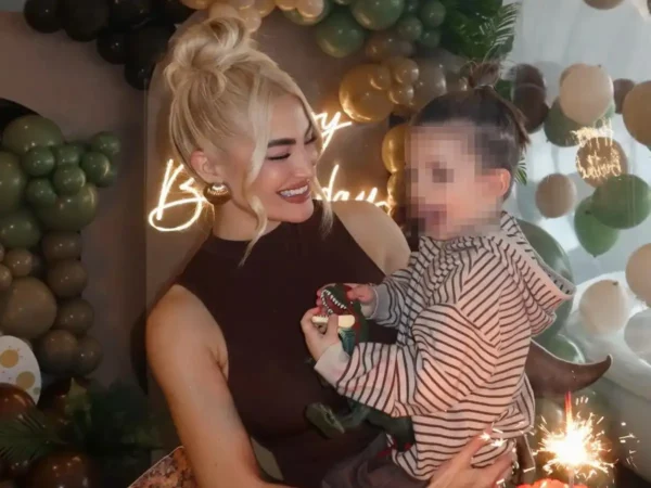 Ιωάννα Τούνη: Νέες φωτογραφίες από το εντυπωσιακό πάρτι του γιού της – «Κάθε σου αγκαλιά είναι το ασφαλέστερο καταφύγιό μου»