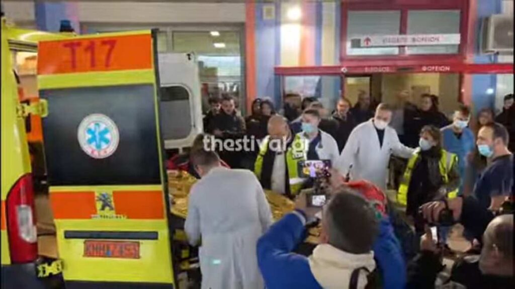 Θεσσαλονίκη: Στο νοσοκομείο Παπαγεωργίου έφτασαν οι δύο τραυματίας οπαδοί του ΠΑΟΚ από τη Ρουμανία – Συγκίνηση στην υποδοχή – Δείτε βίντεο