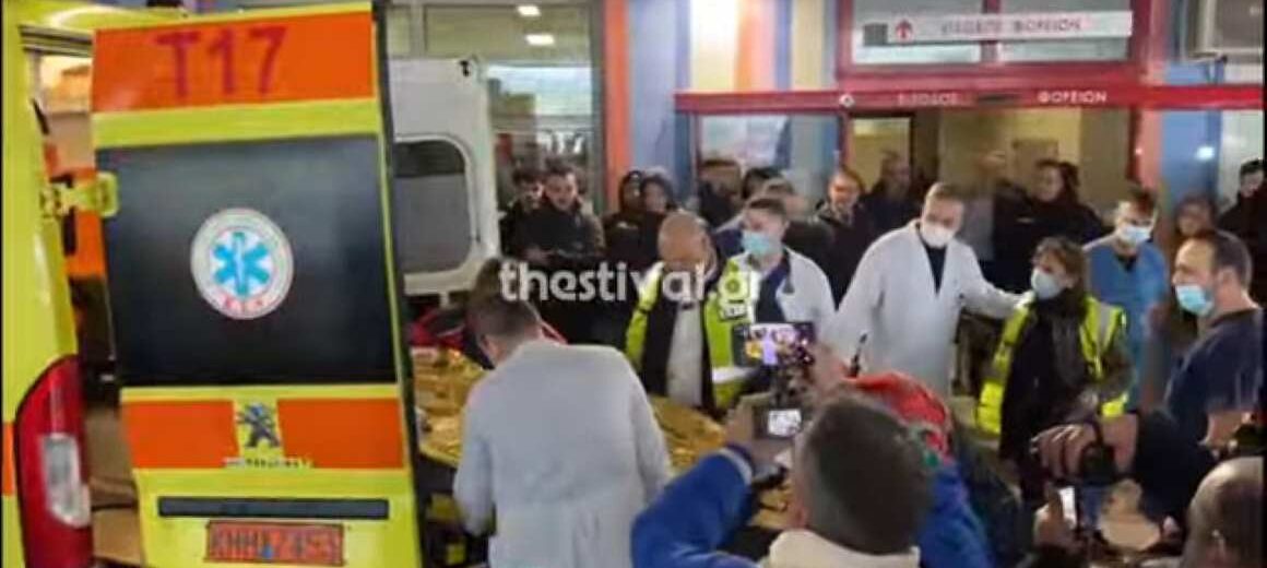 Θεσσαλονίκη: Στο νοσοκομείο Παπαγεωργίου έφτασαν οι δύο τραυματίας οπαδοί του ΠΑΟΚ από τη Ρουμανία – Συγκίνηση στην υποδοχή – Δείτε βίντεο