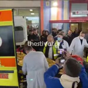 Θεσσαλονίκη: Στο νοσοκομείο Παπαγεωργίου έφτασαν οι δύο τραυματίας οπαδοί του ΠΑΟΚ από τη Ρουμανία – Συγκίνηση στην υποδοχή – Δείτε βίντεο