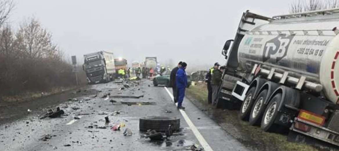 Ρουμανία: «Μπλόκαρε το τιμόνι κατά την προσπέραση» είπε για το πολύνεκρο τροχαίο, τραυματίας οπαδός του ΠΑΟΚ σε Έλληνα γιατρό στο νοσοκομείο (βίντεο)