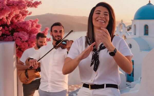 Τζένη Γεωργιάδη: Το νέο της τραγούδι «Γειά Μας» σε συνεπαίρνει με τον νησιώτικο ρυθμό του