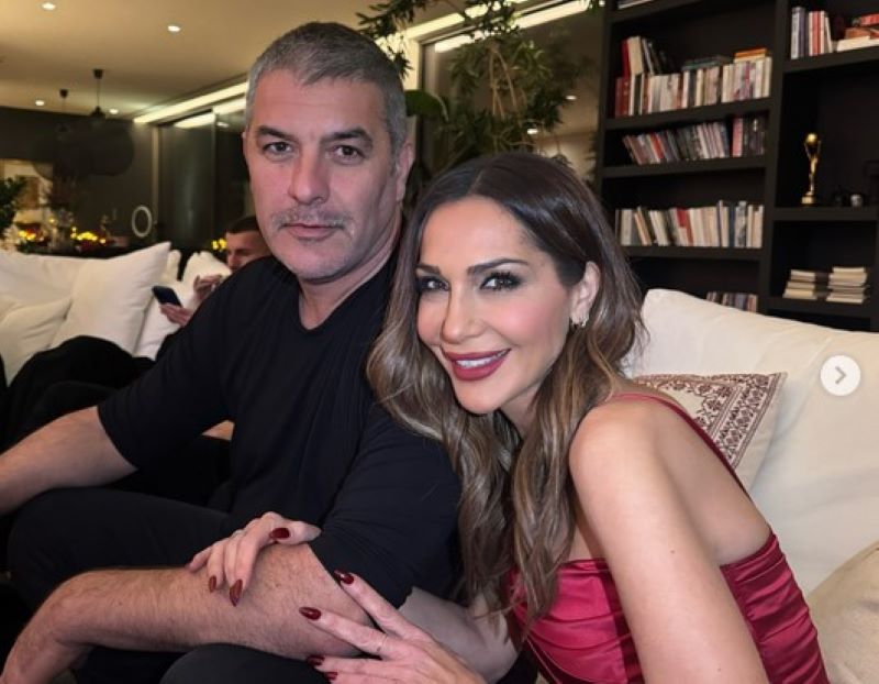 Δέσποινα Βανδή: Αγκαλιά με τον Βασίλη Μπισμπίκη υποδέχτηκε τη νέα χρονιά