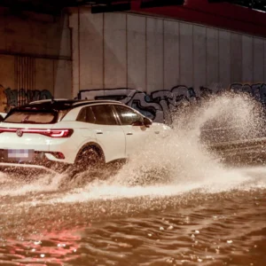 Κακοκαιρία – Συναγερμός στην Αττική: 112 για εκκένωση στον Ασπρόπυργο, δρόμοι-ποτάμια και φουσκωμένα ρέματα – Πού υπάρχουν κυκλοφοριακές ρυθμίσεις (βίντεο)