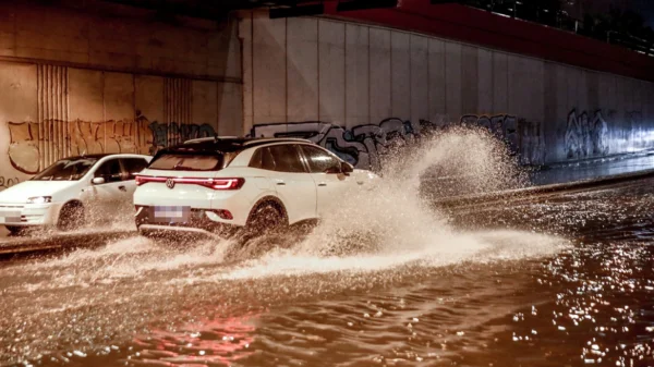 Κακοκαιρία – Συναγερμός στην Αττική: 112 για εκκένωση στον Ασπρόπυργο, δρόμοι-ποτάμια και φουσκωμένα ρέματα – Πού υπάρχουν κυκλοφοριακές ρυθμίσεις (βίντεο)