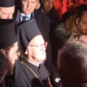 Στην Τούμπα ο Οικουμενικός Πατριάρχης: Άφησε  7 λευκά τριαντάφυλλα για τα θύματα της τραγωδίας στη Ρουμανία (βίντεο)