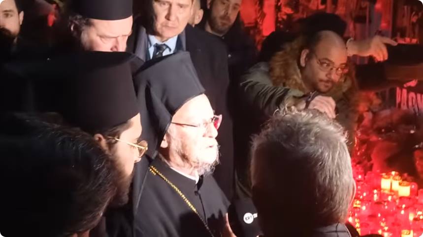 Στην Τούμπα ο Οικουμενικός Πατριάρχης: Άφησε  7 λευκά τριαντάφυλλα για τα θύματα της τραγωδίας στη Ρουμανία (βίντεο)