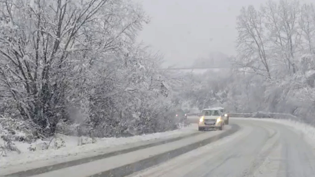 Στα λευκά έχει ντυθεί η χώρα – Δείτε βίντεο με εντυπωσιακές εικόνες από τα χιονισμένα τοπία