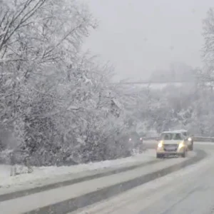 Στα λευκά έχει ντυθεί η χώρα – Δείτε βίντεο με εντυπωσιακές εικόνες από τα χιονισμένα τοπία