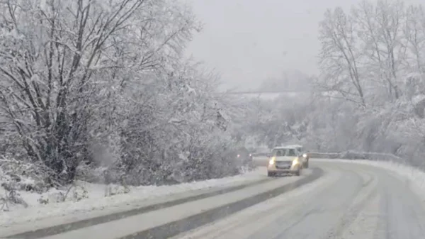 Στα λευκά έχει ντυθεί η χώρα – Δείτε βίντεο με εντυπωσιακές εικόνες από τα χιονισμένα τοπία