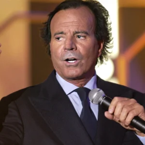 Χούλιο Ιγκλέσιας: Δύο πρώην εργαζόμενες, στα σπίτια του τον κατηγορούν για σεξουαλική κακοποίηση