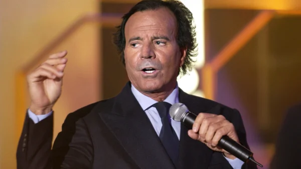 Χούλιο Ιγκλέσιας: Δύο πρώην εργαζόμενες, στα σπίτια του τον κατηγορούν για σεξουαλική κακοποίηση