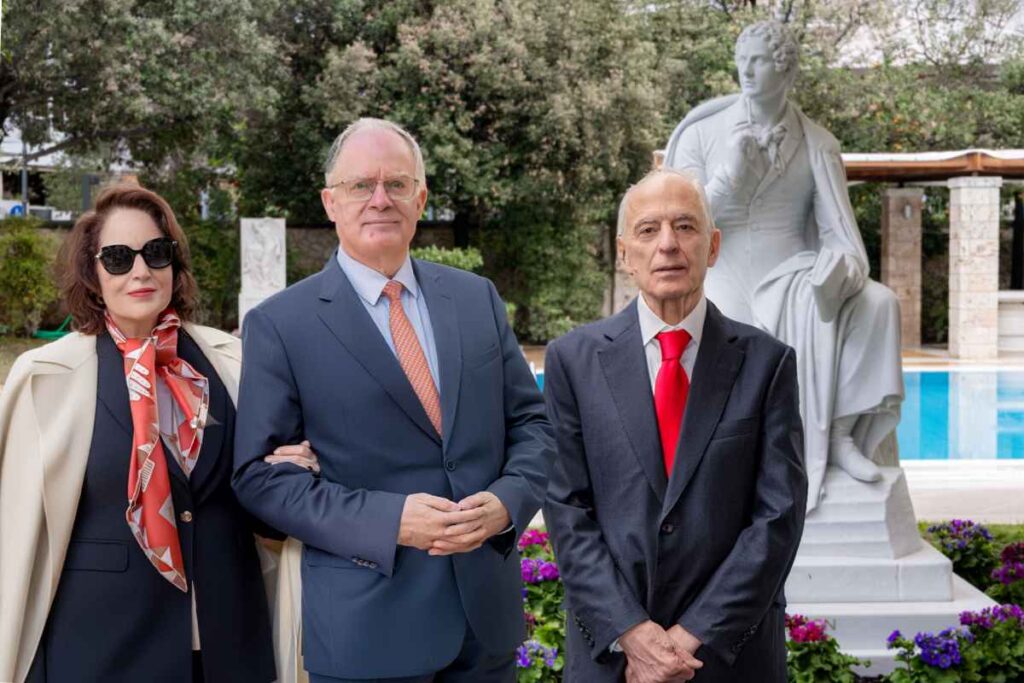 Ένα ευχάριστο ξάφνιασμα τέχνης στον μοναδικής ομορφιάς Κηφισιώτικο κήπο του φιλότεχνου Γιώργου Βάρσου παρουσία του Προέδρου της Δημοκρατίας – Φωτογραφίες