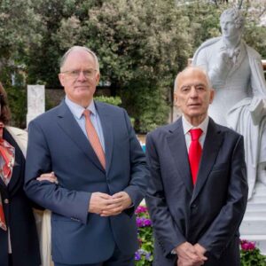 Ένα ευχάριστο ξάφνιασμα τέχνης στον μοναδικής ομορφιάς Κηφισιώτικο κήπο του φιλότεχνου Γιώργου Βάρσου παρουσία του Προέδρου της Δημοκρατίας – Φωτογραφίες