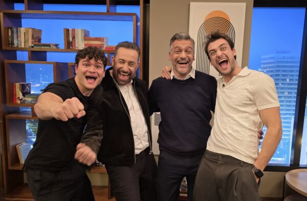 «AfterDark»: Καλεσμένοι η οικογένεια Κρητικών, η Άρια Καλύβα και ο Τάσος Ντούγκας – Παρασκευή και Σάββατο μετά τα μεσάνυχτα στο OPEN