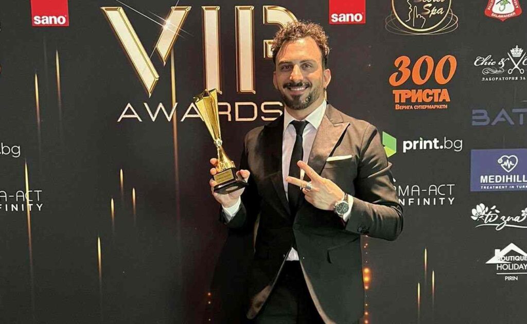 Iορδάνης Αγαπητός: Τραγουδιστής τη νύχτα, διδάκτωρ την ημέρα!