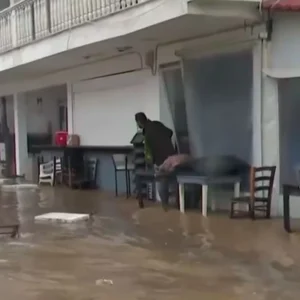 Πλημμύρισε ο Αγιόκαμπος στη Λάρισα – “Ποτάμια” περνούν μέσα από σπίτια και επιχειρήσεις – Βίντεο