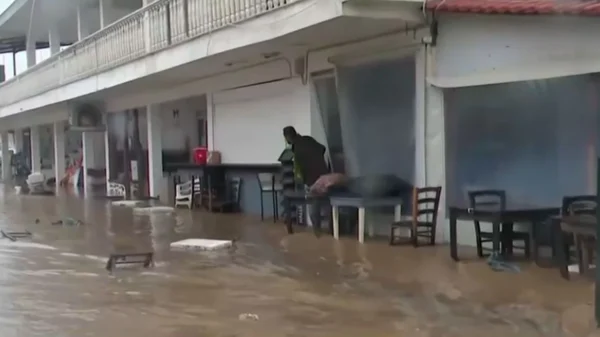 Πλημμύρισε ο Αγιόκαμπος στη Λάρισα – “Ποτάμια” περνούν μέσα από σπίτια και επιχειρήσεις – Βίντεο