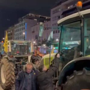 Αγρότες: Στο Σύνταγμα  θα διανυκτερεύσουν μέχρι αύριο με τα τρακτέρ – “Τα μπλόκα θα ξαναστηθούν εάν δεν λυθούν τα προβλήματά μας”