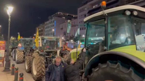 Αγρότες: Στο Σύνταγμα  θα διανυκτερεύσουν με τα τρακτέρ – “Τα μπλόκα θα ξαναστηθούν εάν δεν λυθούν τα προβλήματά μας” (βίντεο)