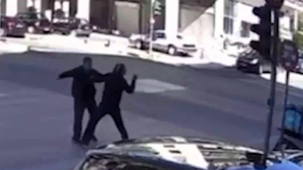 Αχαρνών: Άγριος καβγάς μεταξύ οδηγών για την προτεραιότητα – Βίντεο ντοκουμέντο από την επίθεση του 70χρονου με μαχαίρι 20 εκατοστών