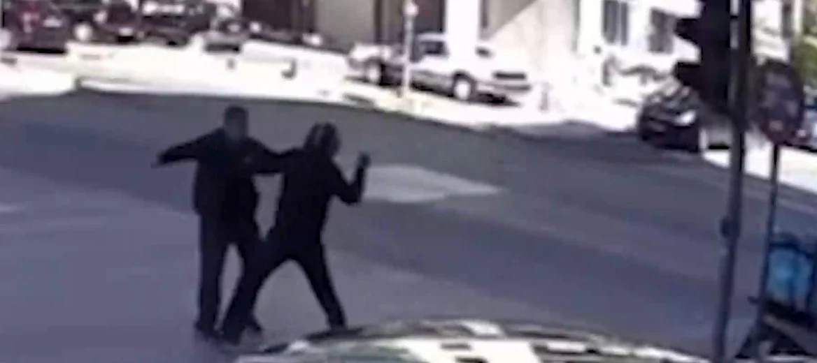 Αχαρνών: Άγριος καβγάς μεταξύ οδηγών για την προτεραιότητα – Βίντεο ντοκουμέντο από την επίθεση του 70χρονου με μαχαίρι 20 εκατοστών