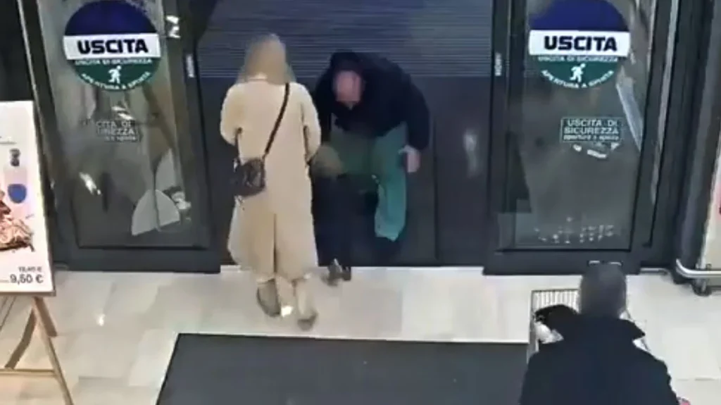 Ιταλία – Τρόμος στο Μπέργκαμο: Μετανάστης προσπάθησε να αρπάξει κοριτσάκι από τη μητέρα του σε σούπερ μάρκετ –Δείτε βίντεο