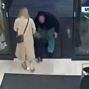 Ιταλία – Τρόμος στο Μπέργκαμο: Μετανάστης προσπάθησε να αρπάξει κοριτσάκι από τη μητέρα του σε σούπερ μάρκετ –Δείτε βίντεο